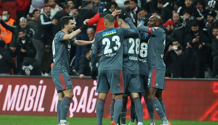 Süper Lig'de taşlar yerinden oynuyor! Gözler Beşiktaş-Başakşehir maçında...