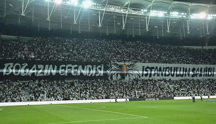 Taraftar tribünleri terk etmedi! Teknik heyet ve oyuncular soyunma odasından geri döndü!