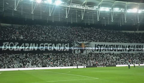 Taraftar tribünleri terk etmedi! Teknik heyet ve oyuncular soyunma odasından geri döndü!