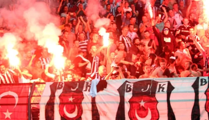 Transferler ezeli rakiplere kaptırıldı! Beşiktaş taraftarı yönetimi istifaya çağırdı!