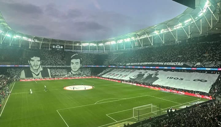 Tüpraş Stadyumu'nda Optik Başkan ve Mühendis Oktay koreografisi!