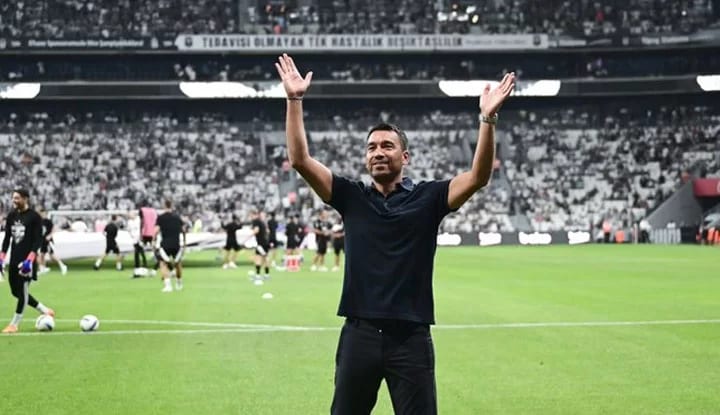 van Bronckhorst'tan açıklamalar! "Bu maça tekrardan bakacağız"