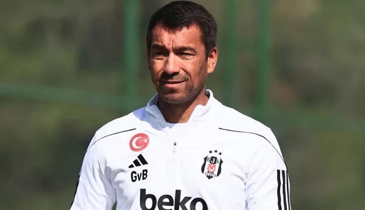 Van Bronckhorst'tan açıklamalar! "Frankfurt maçı için sürpriz 11 var"