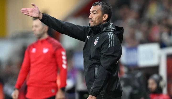 Van Bronckhorst'tan açıklamalar! "Taraftarlarımızı bugün mutlu ettik"
