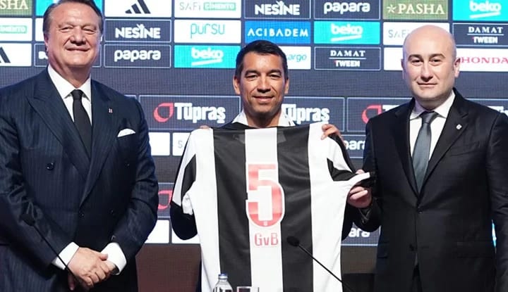 Van Bronckhorst’tan radikal kararlar! Beşiktaş’ta beş oyuncuya yol göründü!