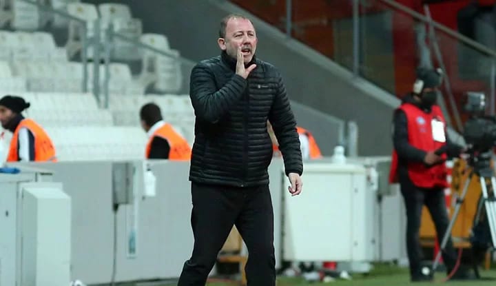 Vodafone Park'ta inanılmaz şeyler yaşanıyor! Sergen Yalçın'dan büyük tepki...