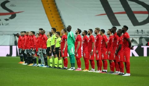 Vodafone Park'ta kırmızı kart çıktı! Hakeme telefonla görüntüyü izletince atıldı!