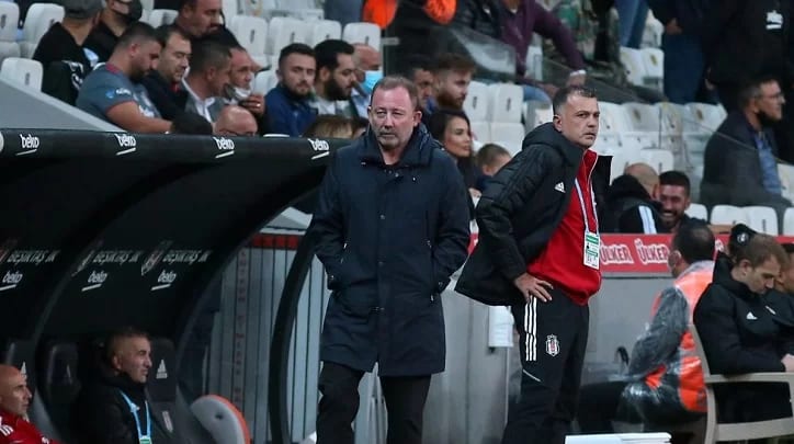 Vodafone Park'ta Yaşar Kemal Uğurlu skandalı! Sergen Yalçın, kırmızı kart gördü!
