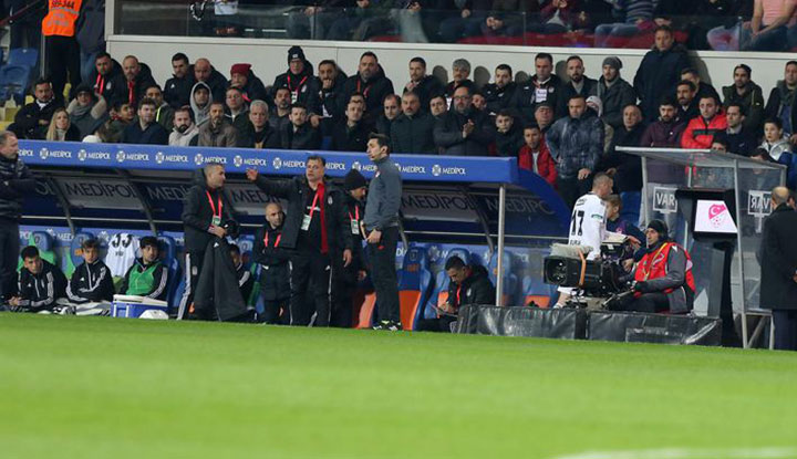 Burak Yılmaz'dan açıklama geldi! İşte soyunma odasına gitme sebebi...
