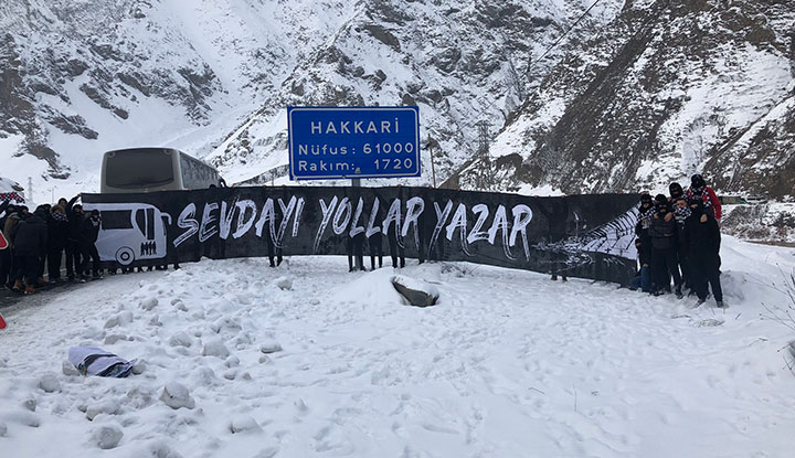 Maçın ertelendiğini öğrendiler, yine de vazgeçmeyerek Hakkari'ye gittiler!