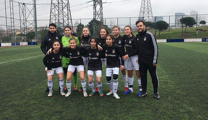 Beşiktaş Yıldız Kız Futbol Takımı'ndan alkış alan hareket!
