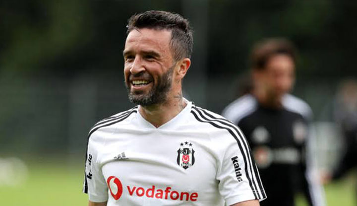 Gökhan Gönül, ayrılık iddialarına sosyal medyadan cevap verdi! Beşiktaş da paylaşım yaptı!