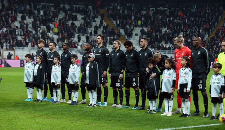 "Onu kim transfer etmiş, Beşiktaş'ın kasasından ne kadar para çıkmış? Çok merak ediyorum"