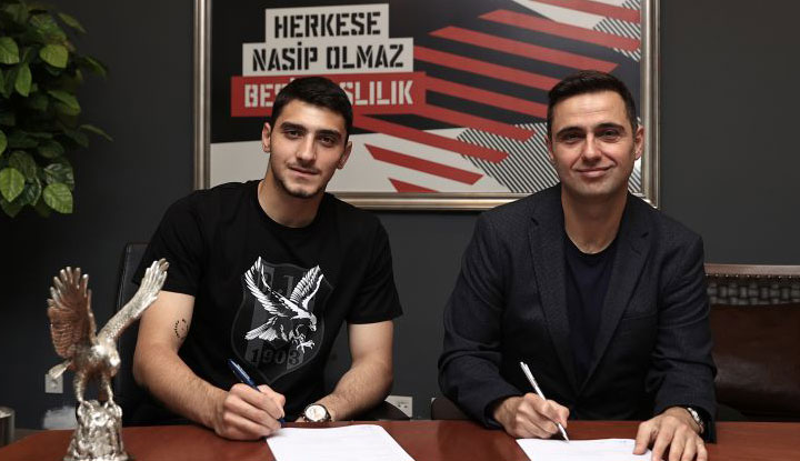 Beşiktaş genç futbolcusu ile sözleşme imzaladığını açıkladı!