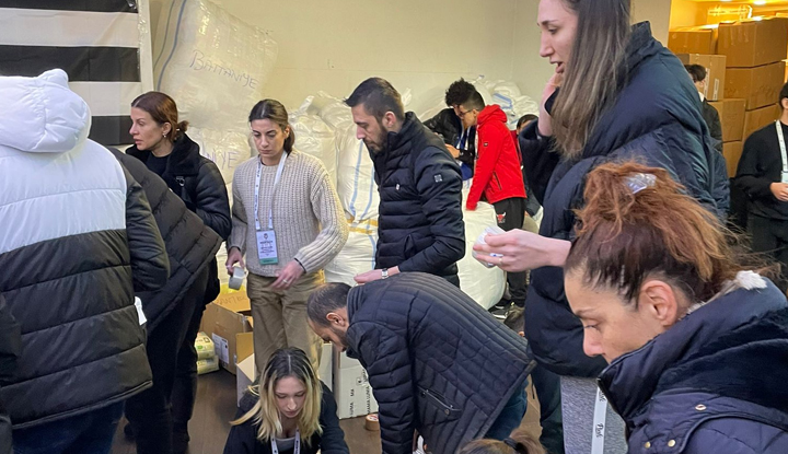 Beşiktaş GKN Kargo Kadın Basketbol takımı, Vodafone Park deprem yardım merkezinde!