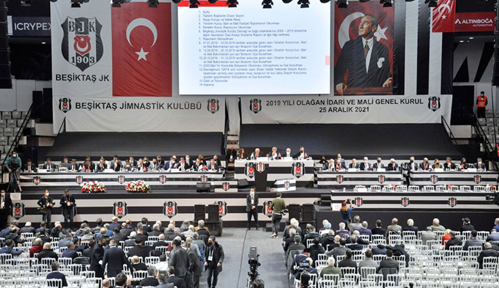 Beşiktaş Kongresinde "Fikret Orman paralar nerede?" tezahüratları