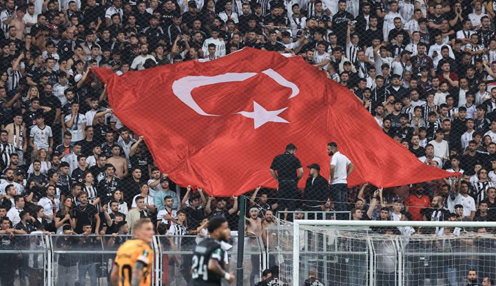 Beşiktaş taraftarı stadı boşaltmadı! Şenol Güneş ve futbolcuları sahaya davet ediyorlar!