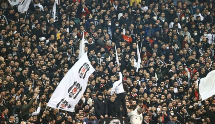 Beşiktaş tribünlerinde Yönetim istifa tezahüratları!