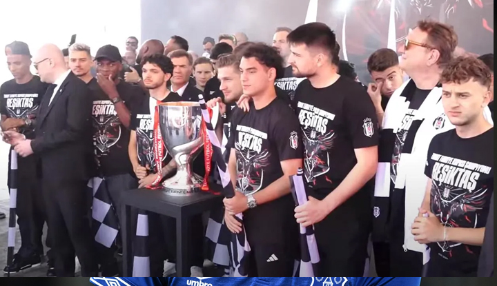Beşiktaş, Türkiye Kupası'nı taraftarlarıyla birlikte semtinde kutladı