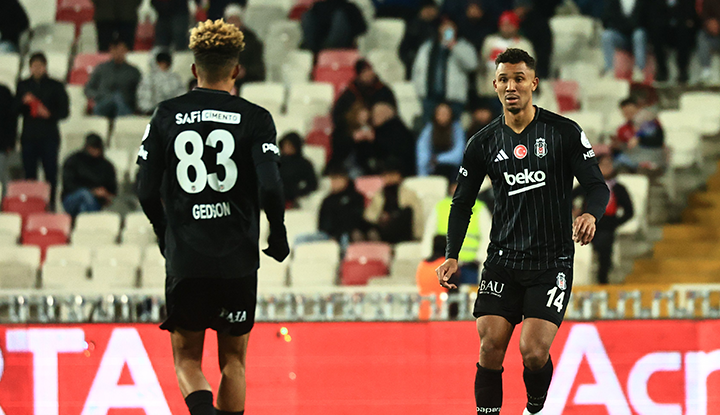 Beşiktaş zorlu Sivas deplasmanında 3 puanı iki golle aldı!