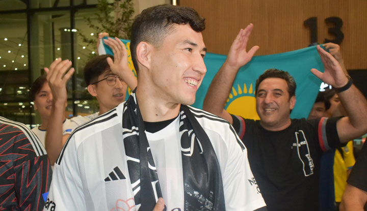 Beşiktaş'ın yeni transferi Bakhtiyar Zaynutdinov taraftarı selamladı!