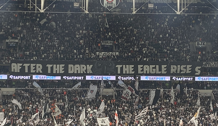 Beşiktaşlı taraftarlar Başkan Serdal Adalı’ya seslendi! “ Söylesene bize başkan takım niye oynamıyor “