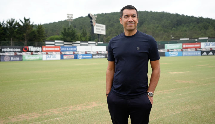 Beşiktaş’tan ayrılan Van Bronckhorst’un adı Premier Lig ekibiyle anılıyor!