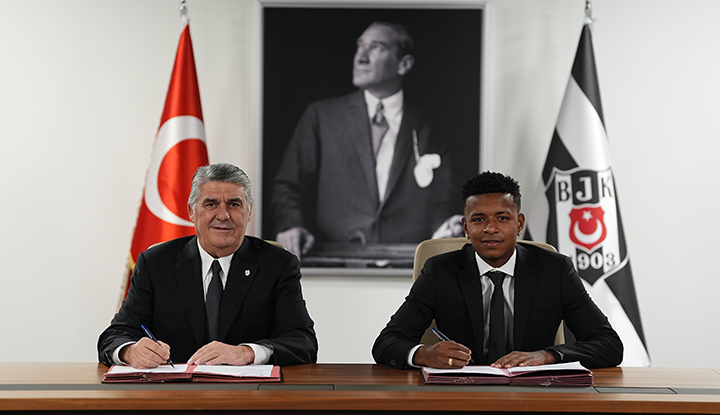 Keny Arroyo kendisini Beşiktaşlı yapan imzayı resmen attı!