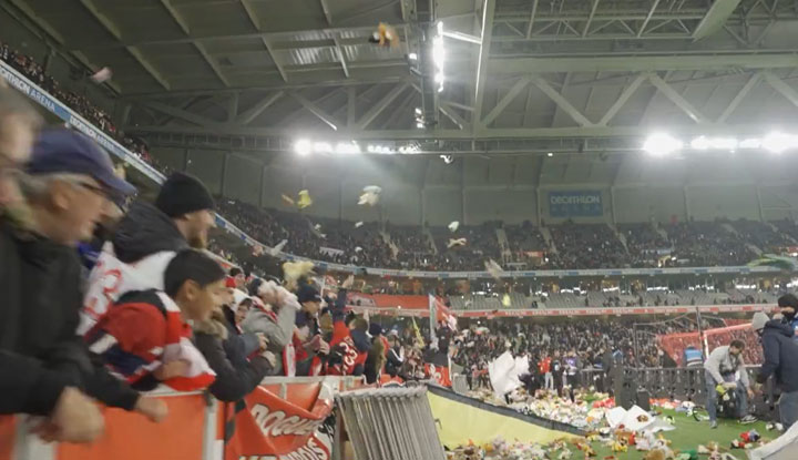 Lille taraftarı Beşiktaş'ı taklit etti! Saha oyuncaklarla doldu!
