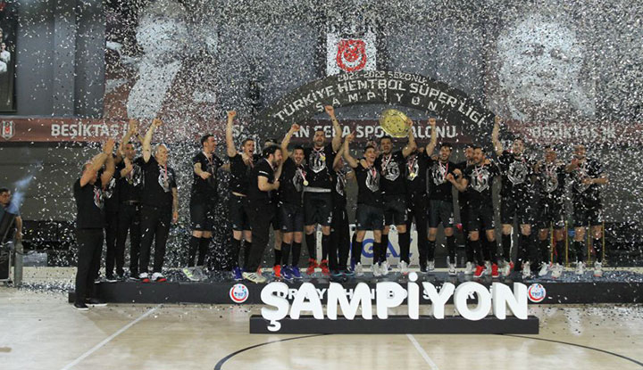 Namağlup Şampiyon Beşiktaş Hentbol Takımı, kupasına kavuştu