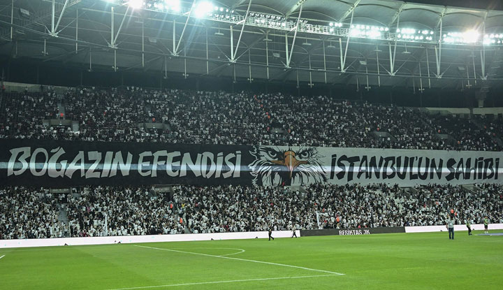 Taraftar tribünleri terk etmedi! Teknik heyet ve oyuncular soyunma odasından geri döndü!