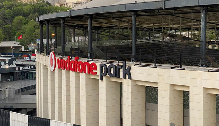 Vodafone Park, derbiye hazır! İşte tribünlerde yer alan pankartlar...