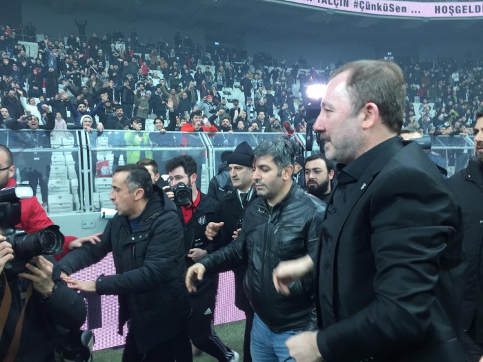 İşte Sergen Yalçın'ın imza töreninden müthiş görüntüler! Sergen Yalçın, Beşiktaş taraftarıyla buluştu!