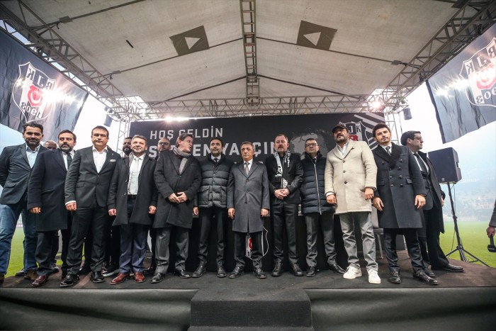 İşte Sergen Yalçın'ın imza töreninden müthiş görüntüler! Sergen Yalçın, Beşiktaş taraftarıyla buluştu!