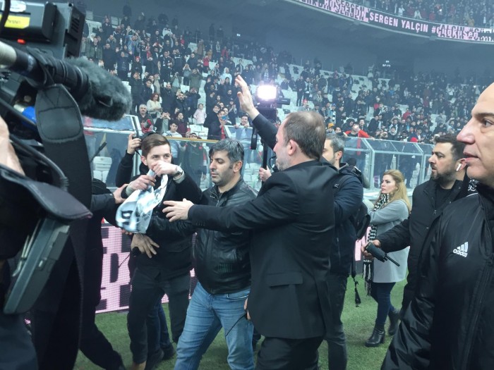 İşte Sergen Yalçın'ın imza töreninden müthiş görüntüler! Sergen Yalçın, Beşiktaş taraftarıyla buluştu!